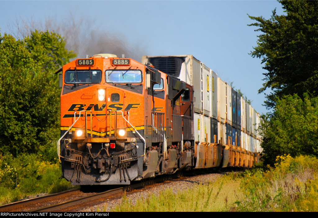 BNSF 5885